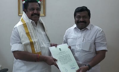 எடப்பாடி பழனிசாமியிடம் வாழ்த்துப் பெற்ற இன்பதுரை, தனபால் 