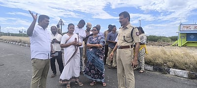 மாவட்ட நீதிபதி கார் டிப்பர் லாரி மீது மோதிய விபத்தில் 4 பேர்  பலி 