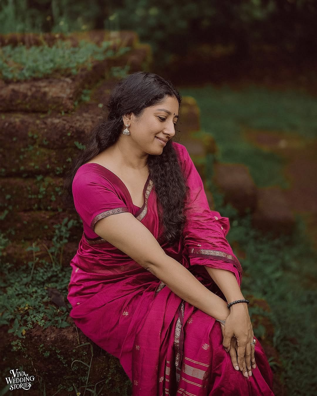 மாய மோகினி... அனுமோல்!