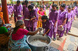 மாநகராட்சி பள்ளி மாணவா்களுக்கு மதிய உணவு பட்டியலில் புதிய உணவுகள்