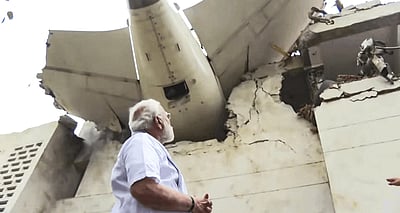 அகமதாபாத்தில் மோடி! விபத்து இடத்தில் ஆய்வு; பாதிக்கப்பட்டவர்களுக்கு ஆறுதல்!