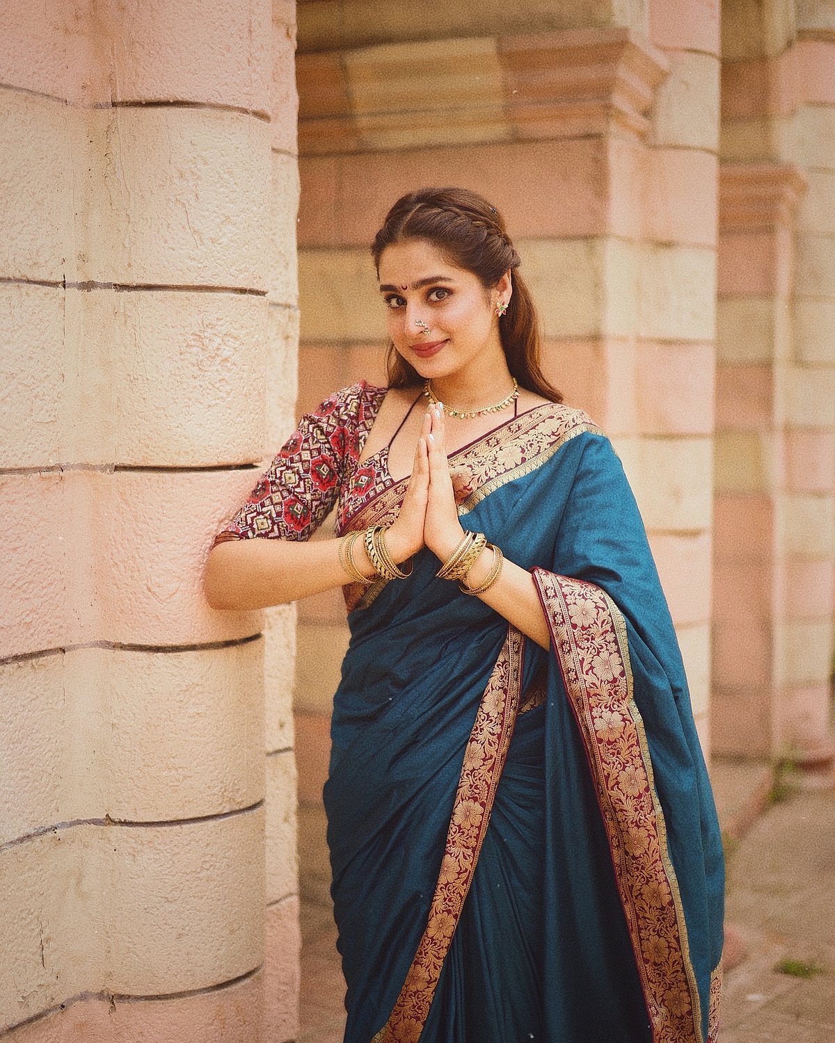 வணக்கம்-வந்தனம்... ஆயிஷா கான் 