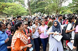 சுருட்டை முடி கொண்ட நீட் தேர்வர்கள் கவனத்துக்கு! முடி வெட்டுவதில் கட்டுப்பாடு உண்டா?