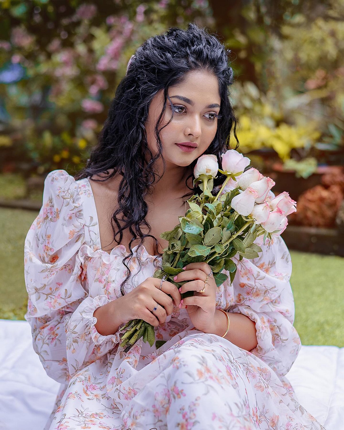 ரோஜாக் கூட்டம்... ஐஸ்வர்யா ராம்சாய்!