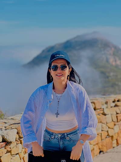 வெள்ளை நீக்கமற... திவ்யதர்ஷினி!