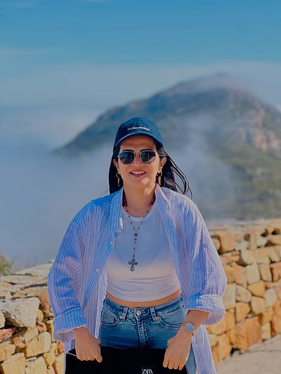 வெள்ளை நீக்கமற... திவ்யதர்ஷினி!