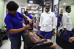 அழகு நிலையங்களில் சிகை சீரமைப்பு சிகிச்சை: கட்டுப்படுத்த புதிய விதிகள் வகுக்க திட்டம்