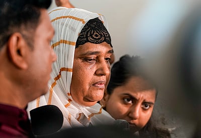 விமான விபத்து: டிஎன்ஏ சோதனைக்காக காத்திருக்கும் உறவுகள்! கண்ணீருடன்