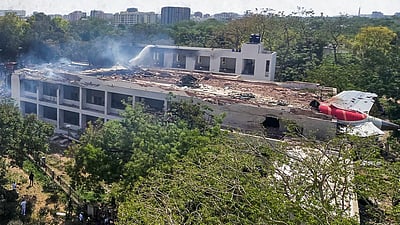 குஜராத் விமான விபத்து! உயிர் தப்பிய விடுதி மாணவர்கள் கலக்கம்!