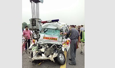 உ.பி.யில் பிக்-அப் வாகனத்துடன் உடலைக் கொண்டு சென்ற ஆம்புலன்ஸ் மோதல்: 5 பேர் பலி 