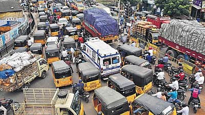 பள்ளி நேரங்களில் கனரக வாகனங்களுக்குத் தடை: காவல் ஆணையர்