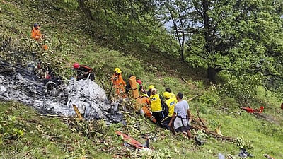 ஹெலிகாப்டா் விபத்தில் 7 போ் பலி: உத்தரகண்டில் ஆன்மிக யாத்திரையில் துயரம்!