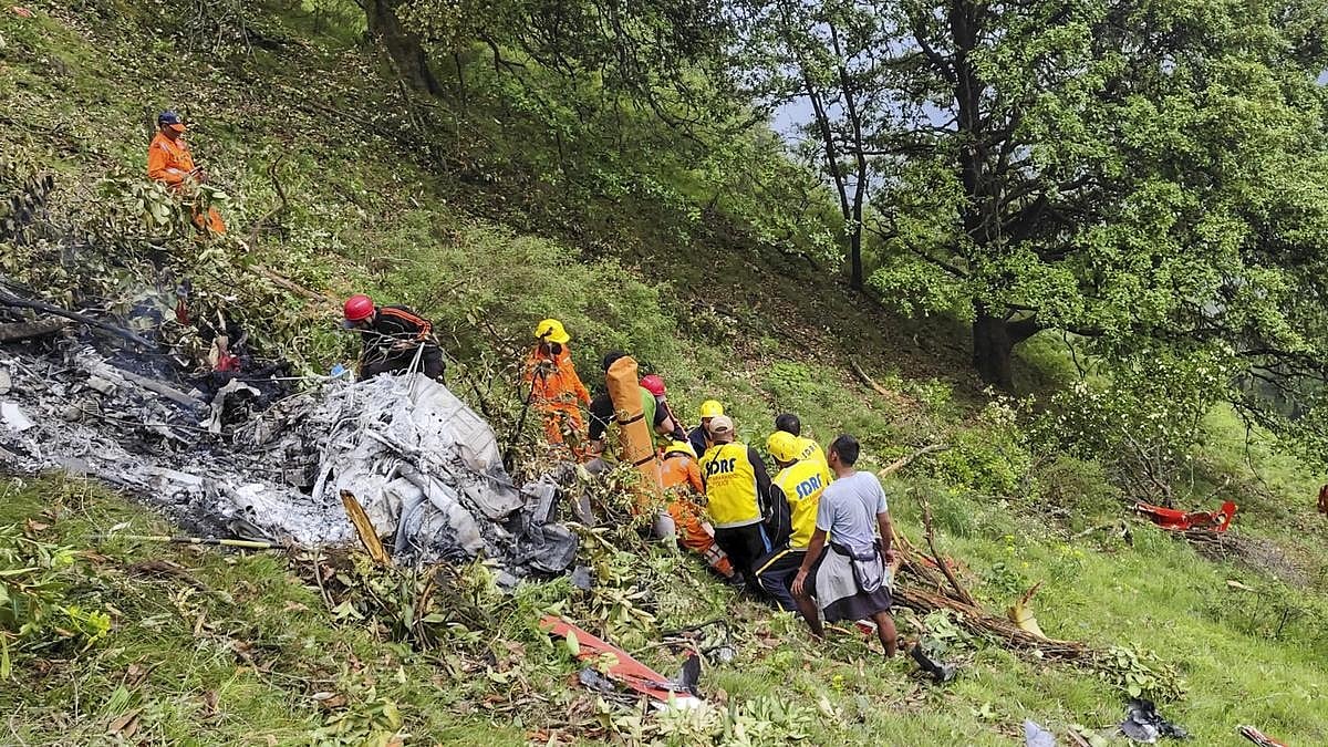 ஹெலிகாப்டா் விபத்தில் 7 போ் பலி: உத்தரகண்டில் ஆன்மிக யாத்திரையில் துயரம்!