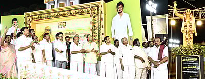 தஞ்சாவூரில் முன்னாள் முதல்வா் கருணாநிதி சிலை திறப்பு