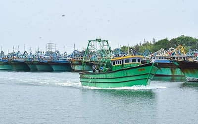 கேரளம்: மீன்பிடி படகு மீது கப்பல் மோதியதால் பரபரப்பு 