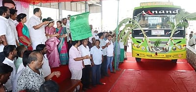 ராணிப்பேட்டை மாவட்டத்தில் 11 சிற்றுந்துகள் சேவை: அமைச்சா் காந்தி தொடங்கி வைத்தாா்