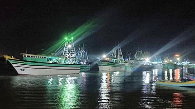 மீன்பிடி தடைக்காலம் நிறைவு: கடலுக்கு சென்ற நாகை, காரைக்கால் விசைப்படகு மீனவா்கள்