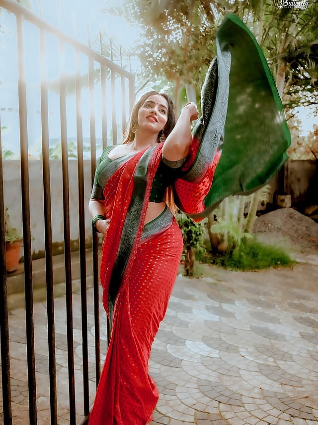 செவ்விதழ் மலர்.. மாளவிகா மேனன்!