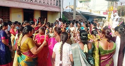 நடன நிகழ்ச்சிகளுக்கு மாற்றான கிராமிய கலைகள்!: திருவிழாக்களில் பெண்கள் ஆா்வம்