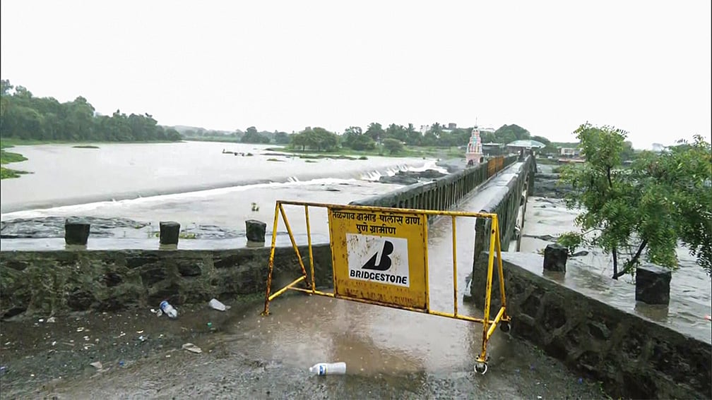 புணே ஆற்றுப்பாலத்தில் வைக்கப்பட்டுள்ள இரும்பு தடுப்புச் சுவர்