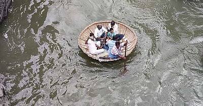 ஆபத்தை உணராத சுற்றுலாப் பயணிகள் ஒகேனக்கல்லில் பாதுகாப்பற்ற பரிசல் பயணம்!