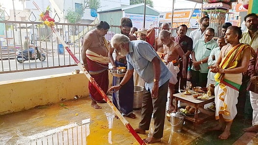 பந்தல்காலுக்கு நடைபெற்ற பூஜையில் நிா்வாக அதிகாரி (கோயில்கள்) கு. அருணகிரிநாதன்.