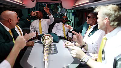 அவரது பெயர் டெம்பா..! கேப்டனுக்காக பாடல் பாடிய தெ.ஆ. வீரர்கள்!