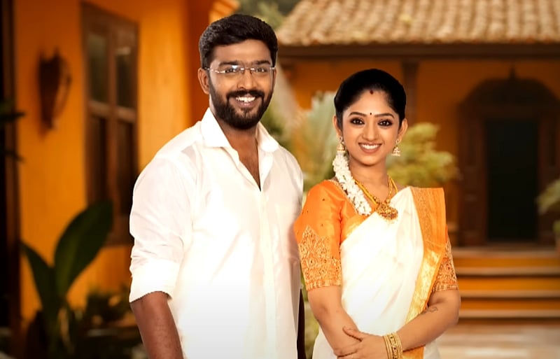 1300 நாள்களைக் கடந்து ஒளிபரப்பாகும் நினைத்தாலே இனிக்கும் தொடர்! 