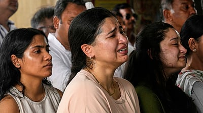 விமான விபத்து: பலியானோருக்கு இறுதிச்சடங்கு செய்ய முடியாமல் தவிக்கும் குடும்பத்தினர்! 