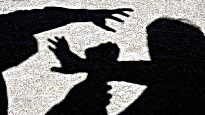 மெரீனாவில் பாலியல் தொல்லை கொடுத்தவா் அடித்துக் கொலை: இளைஞா் உள்பட 2 போ் கைது