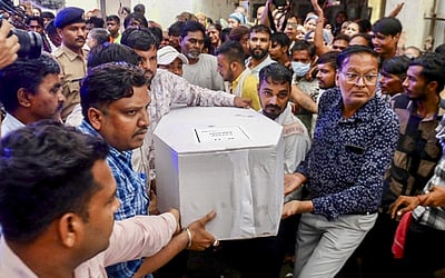 அகமதாபாத் விபத்து: 163 உடல்கள் அடையாளம் காணப்பட்டன; 124 உடல்கள் ஒப்படைப்பு 