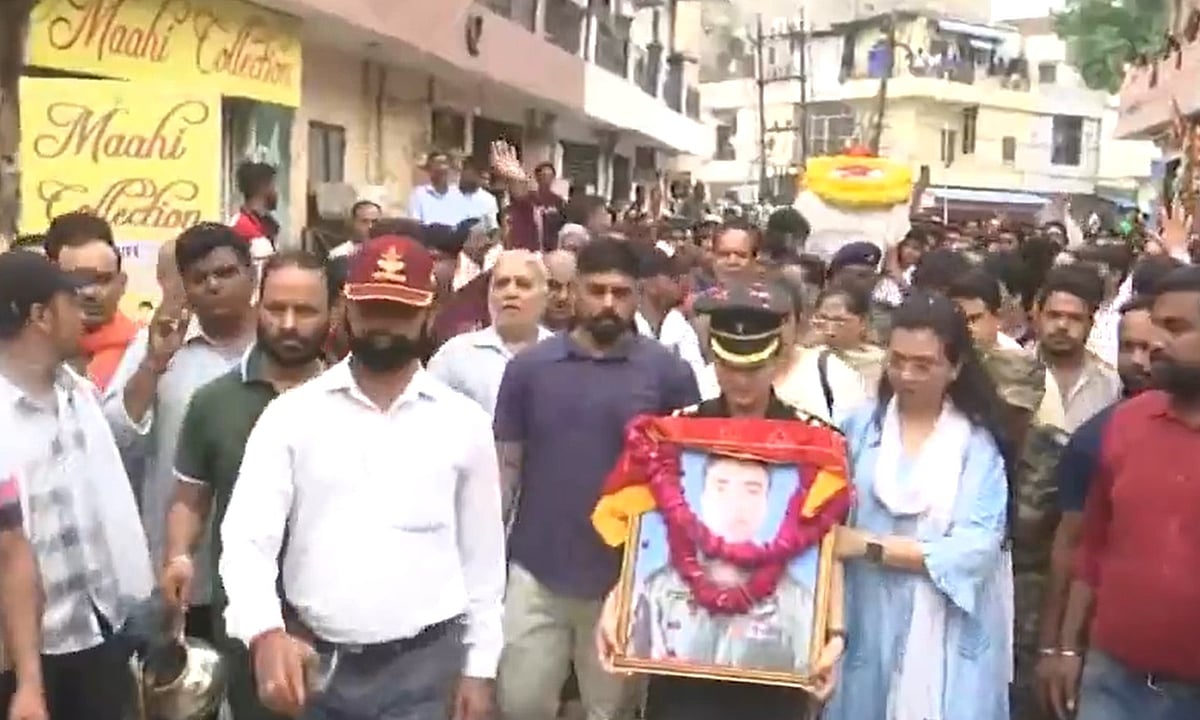 ஹெலிகாப்டர் விபத்து: ராணுவ சீருடையில் விமானி இறுதி ஊர்வலத்தில் பங்கேற்ற மனைவி!