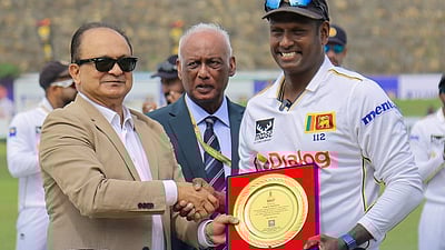 மேத்யூஸின் கடைசி டெஸ்ட் போட்டிக்கு மரியாதை..! வங்கதேச வீரர்கள் இருவர் சதம்! 