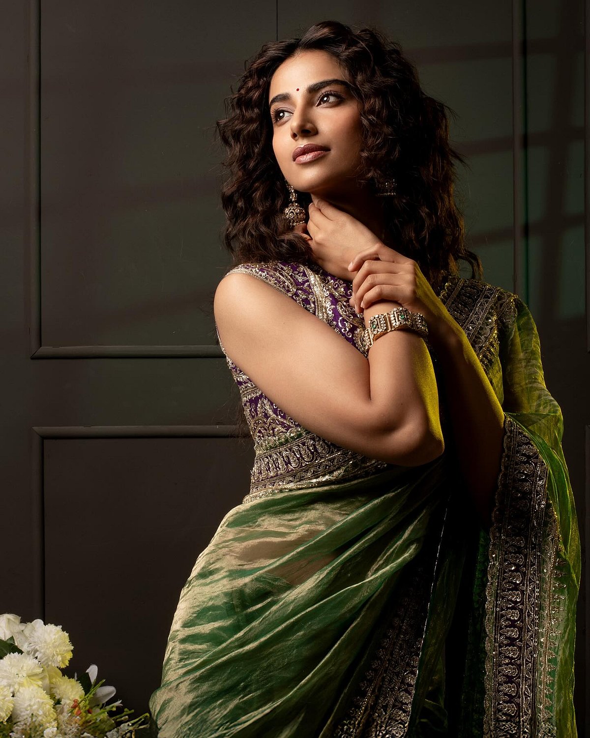 வைகாசி நிலவே... மீனாட்சி செளத்ரி!