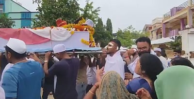 சகோதரரின் இறுதிச் சடங்கு: விமான விபத்தில் உயிர் தப்பிய விஸ்வாஸ் பங்கேற்பு!