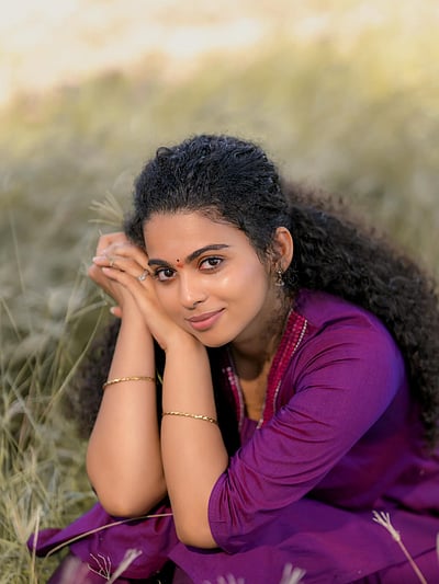 நான் பார்த்த ஊதா பூ... பாடினி குமார்!