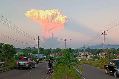 இந்தோனேசியாவில் எரிமலை வெடிப்பு! மக்கள் வெளியேற்றம்.. விமானங்கள் ரத்து!