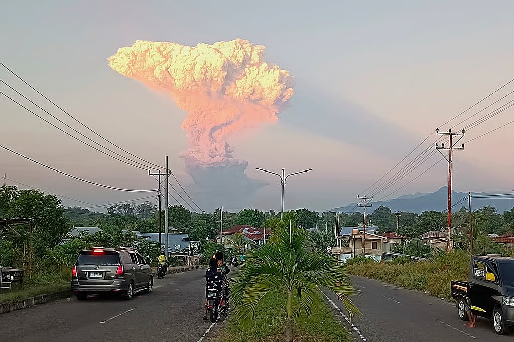 இந்தோனேசியாவில் எரிமலை வெடிப்பு! மக்கள் வெளியேற்றம்.. விமானங்கள் ரத்து!