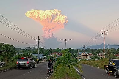 இந்தோனேசியாவில் எரிமலை வெடிப்பு! மக்கள் வெளியேற்றம்.. விமானங்கள் ரத்து!