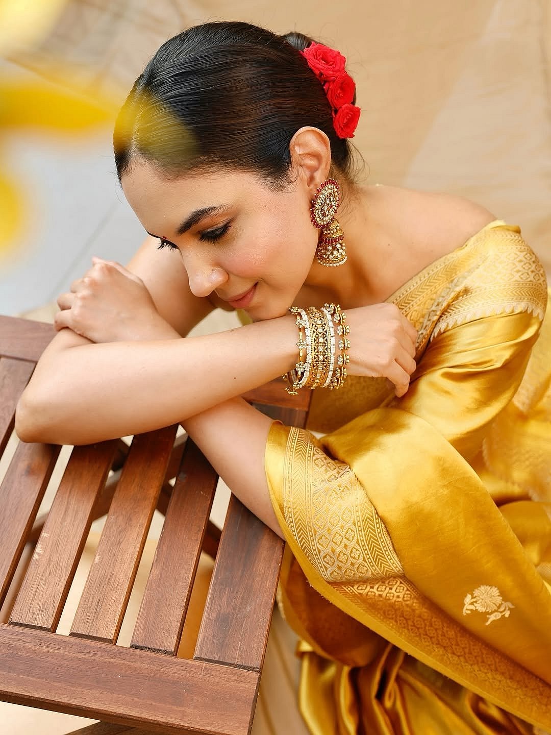 உன்னையே நினைக்கிறேன்... ரிது வர்மா!