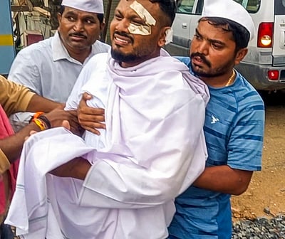 விமான விபத்து: உயிா் பிழைத்த பயணி குணமடைந்தாா் - சகோதரா் இறுதிச்சடங்கில் பங்கேற்பு