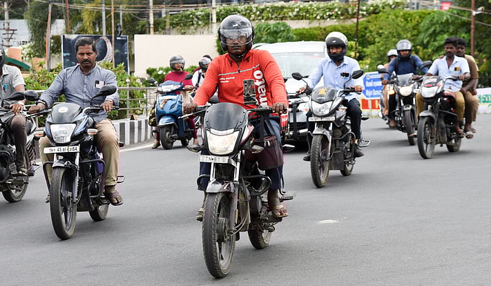 அனைத்து பைக்குகளுக்கும் ஏபிஎஸ் கட்டாயம்! 2 ஹெல்மெட் 