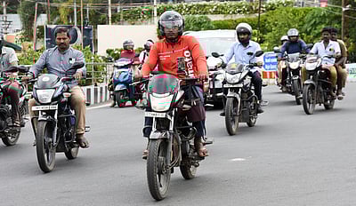 அனைத்து பைக்குகளுக்கும் ஏபிஎஸ் கட்டாயம்! 2 ஹெல்மெட் 