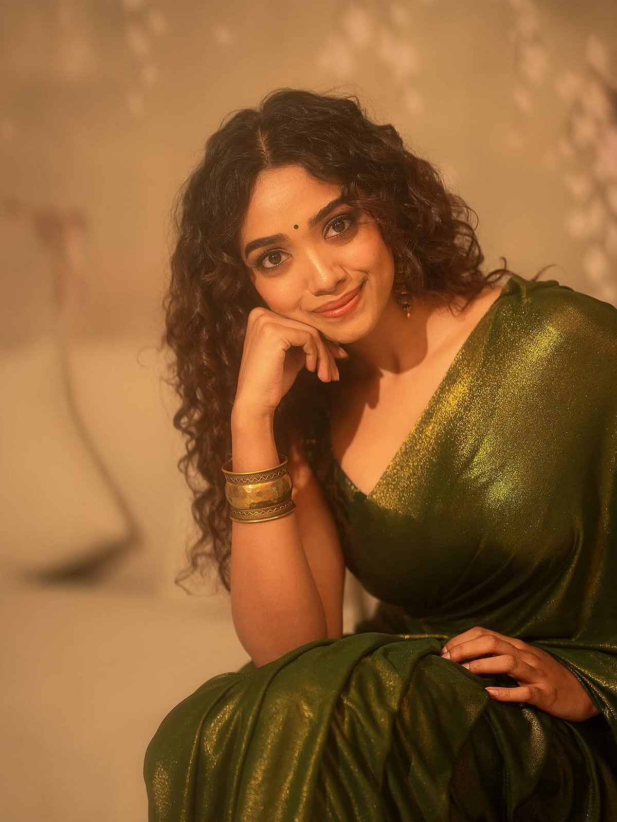 குடும்பஸ்தி... சான்வி மேக்னா!