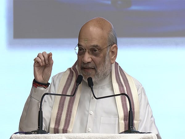 ‘ஆங்கிலம் பேசும் இந்தியா்கள் வெட்கப்படும் நாள் வெகுதொலைவில் இல்லை’ - அமித் ஷா 