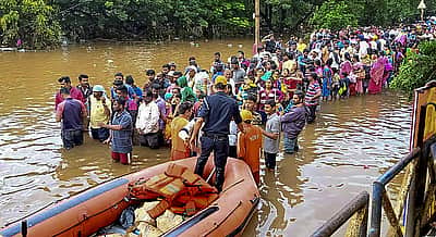கனமழையால் நிரம்பிய குஜராத் அணைகள்! 3 நாள்களில் 1000 பேர் மீட்பு!