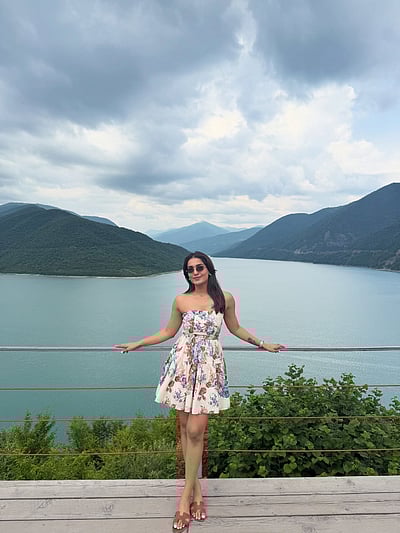 தூரத்தில் ஆகாயம்... சானியா ஐயப்பன்!