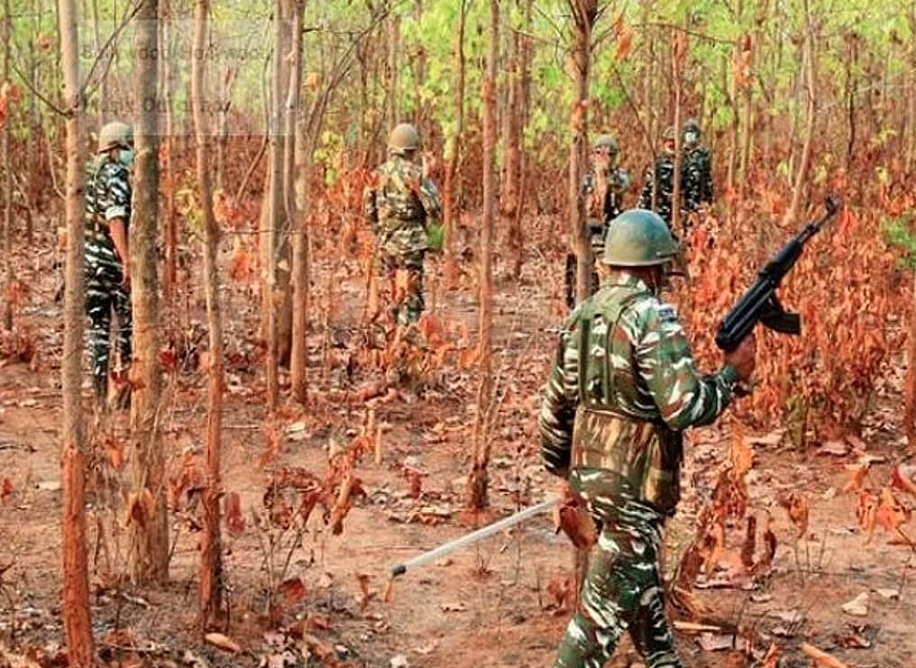 சத்தீஸ்கர்: அமித் ஷா வருகைக்கு முன் 2 கிராம மக்களைக் கொன்ற நக்சல்கள்  