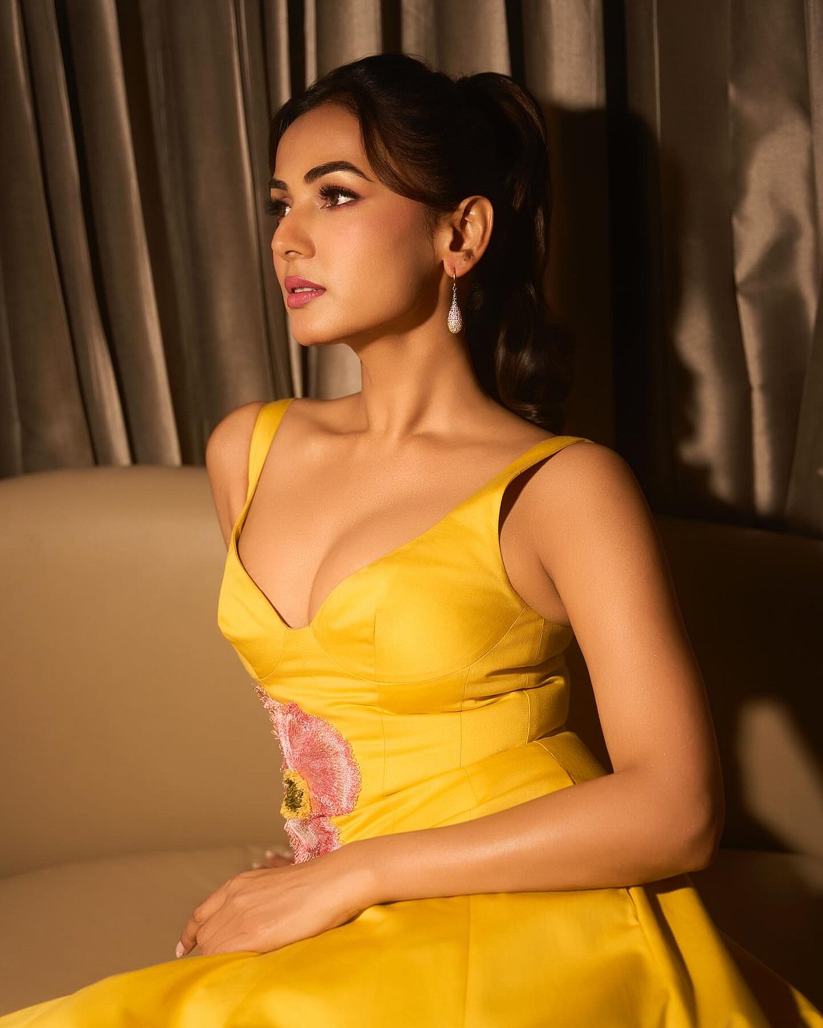 சாரல் மழை... சோனல் சௌகான் !