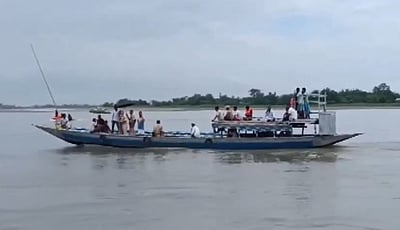 அஸ்ஸாம் ஆற்றில் கவிழ்ந்த படகு: மூவர் மாயம்!